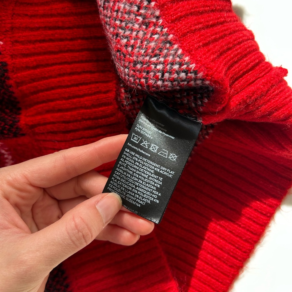 Red Sweater - Picture 4 of 7